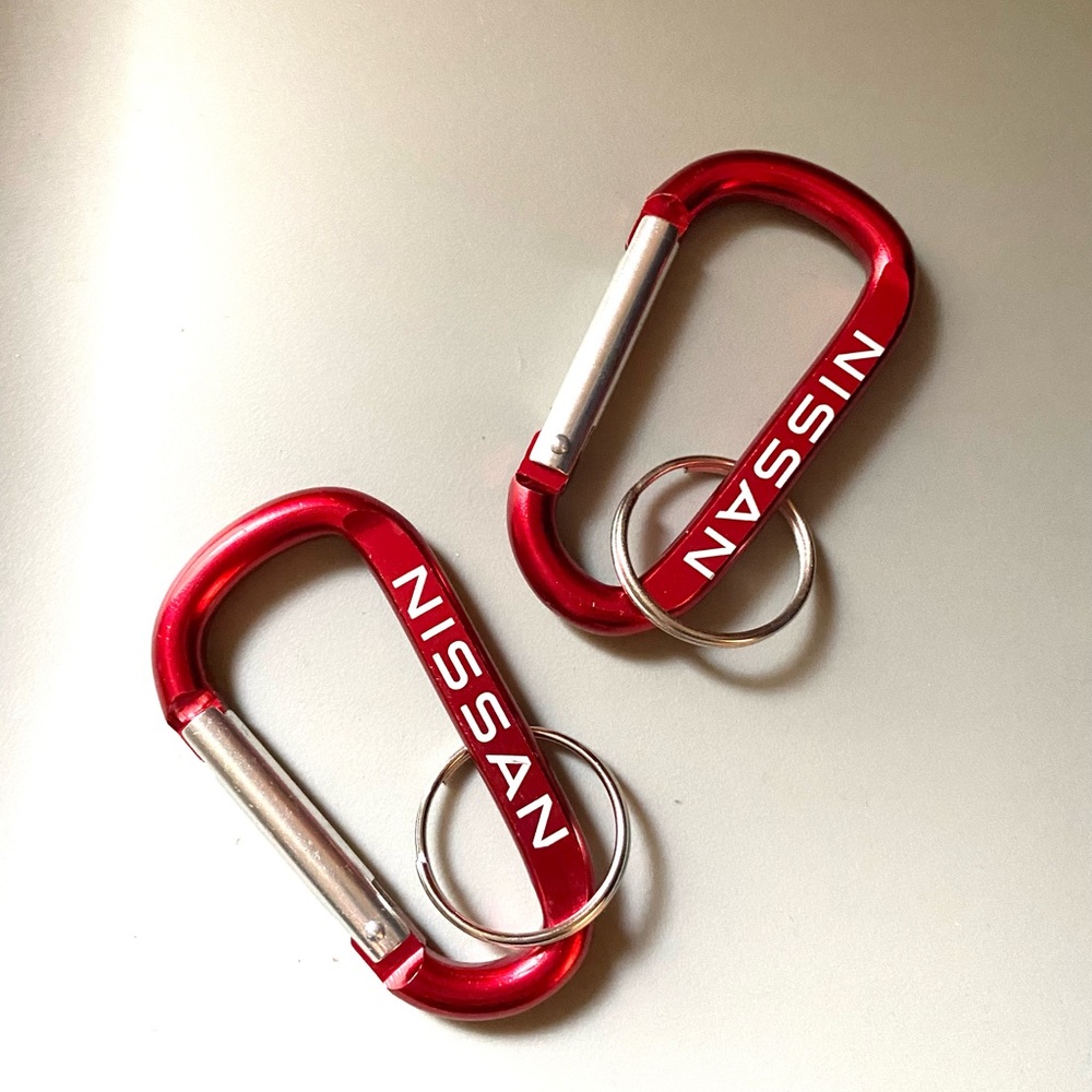 NISSAN CAR CLIP RED KEYCHAIN KEY HOLDERS NEW set of 2